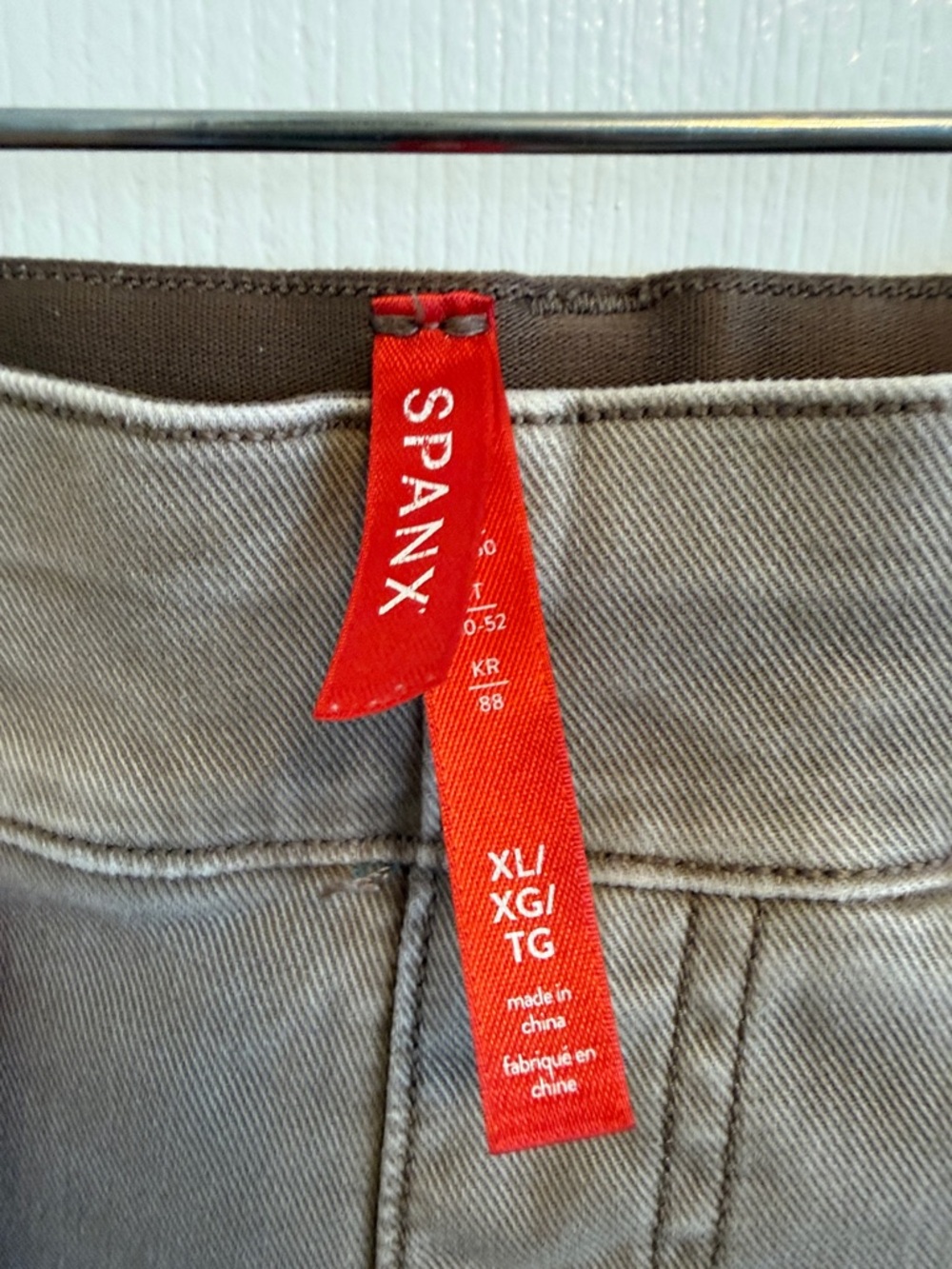 Spanx Stretch Twill Pull-on Shorts 6” Sz XL - Picture 4 of 6